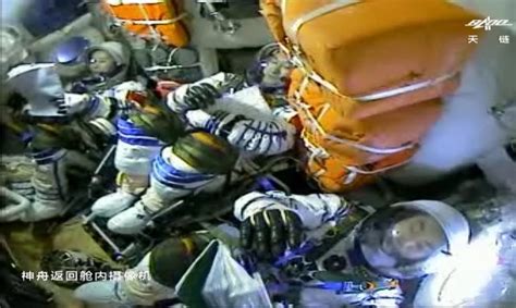 Ç­i­n­l­i­ ­a­s­t­r­o­n­o­t­l­a­r­ ­a­l­t­ı­ ­a­y­ ­u­z­a­y­d­a­ ­k­a­l­d­ı­k­t­a­n­ ­s­o­n­r­a­ ­d­ü­n­y­a­y­a­ ­d­ö­n­ü­y­o­r­
